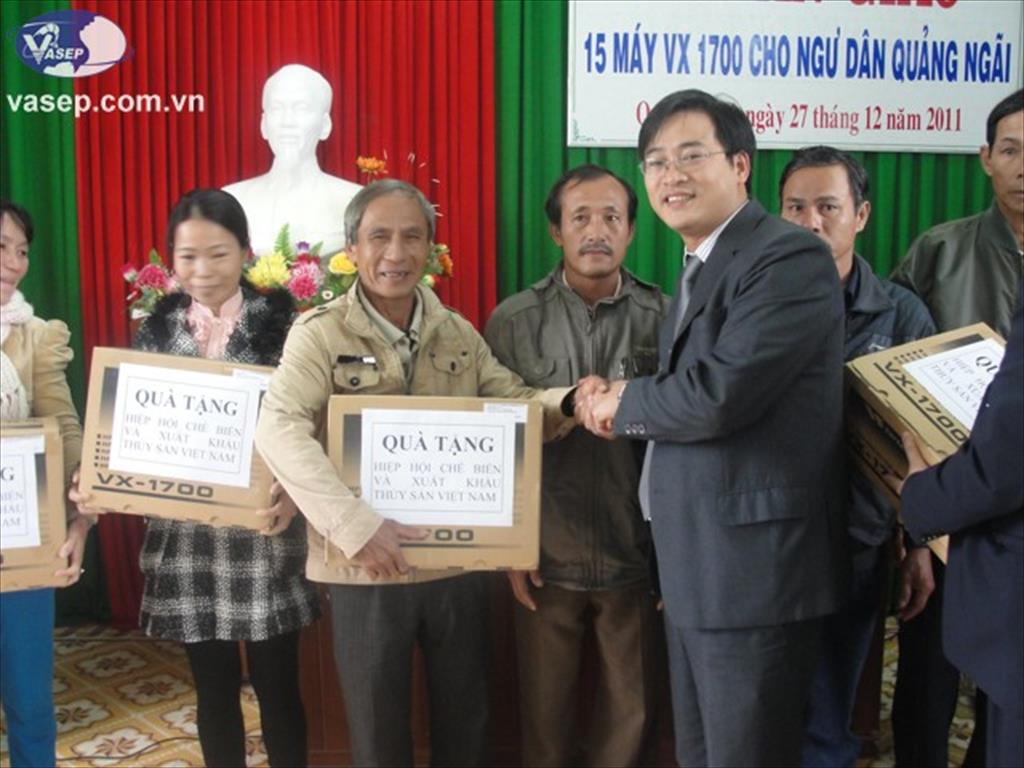 VASEP trao tặng máy thông tin vệ tinh cho ngư dân