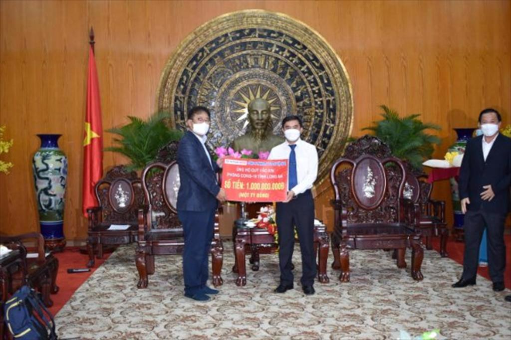 Công ty TNHH AJ Total Việt Nam ủng hộ 1 tỷ đồng cho chương trình "Qũy Vắc xin phòng Covid-19 tỉnh Long An"