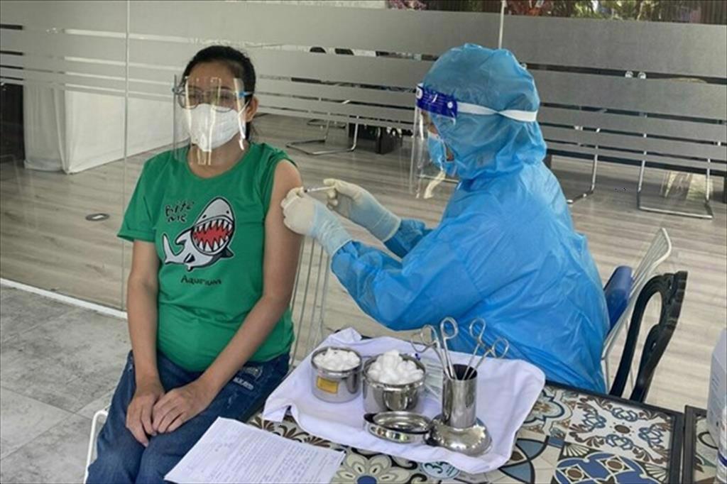 Đồng Tháp: Tiêm vaccine cho hơn 2.000 công nhân doanh nghiệp "3 tại chỗ"
