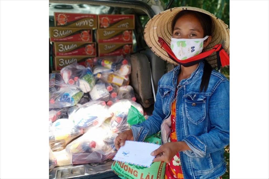 Hộp sữa, gói mì của Công đoàn tiếp sức lao động “3 tại chỗ”