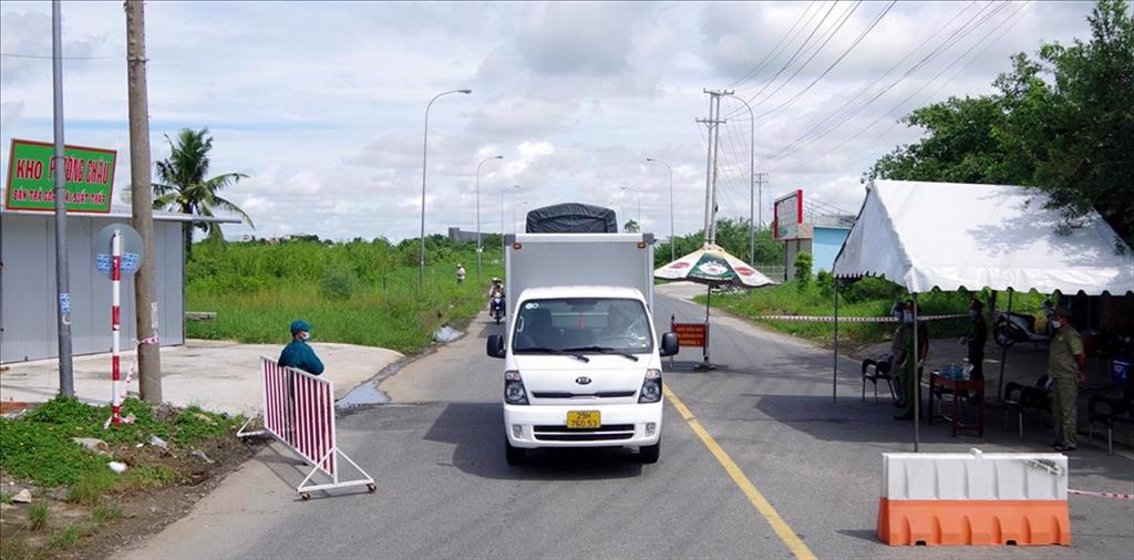 Có xe bộ đội dẫn đường, tôm giống đã thuận lợi đến với người nuôi