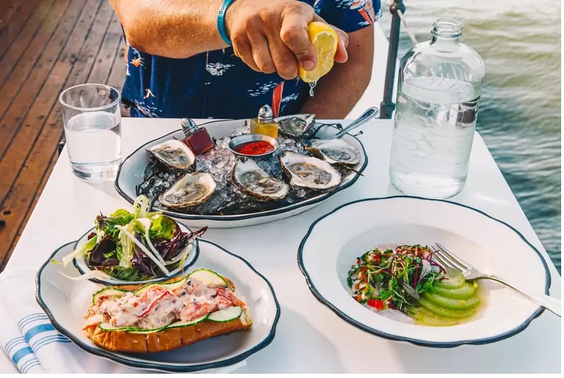 Mỹ: Các nhà hàng gặp khó khăn trong lao động, lạm phát, nhưng vẫn có lợi vì nhu cầu cao