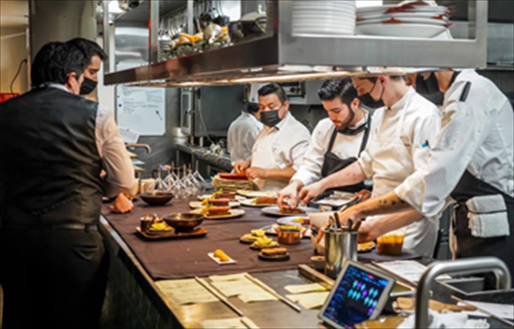 Bức tranh lao động phức tạp đang thách thức tăng trưởng ngành nhà hàng Mỹ