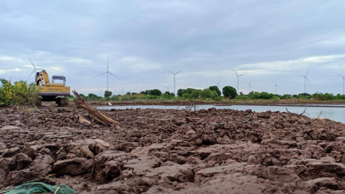 Nông dân miền Tây chật vật vì... xăng tăng giá, e ngại tái vụ