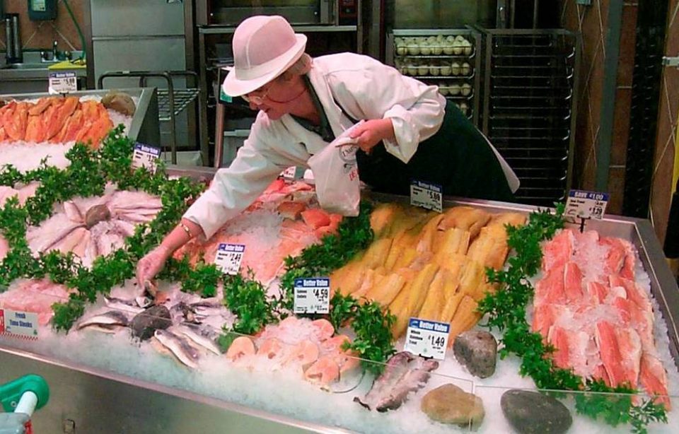 Doanh số bán thủy sản của Anh tiếp tục giảm do lạm phát 