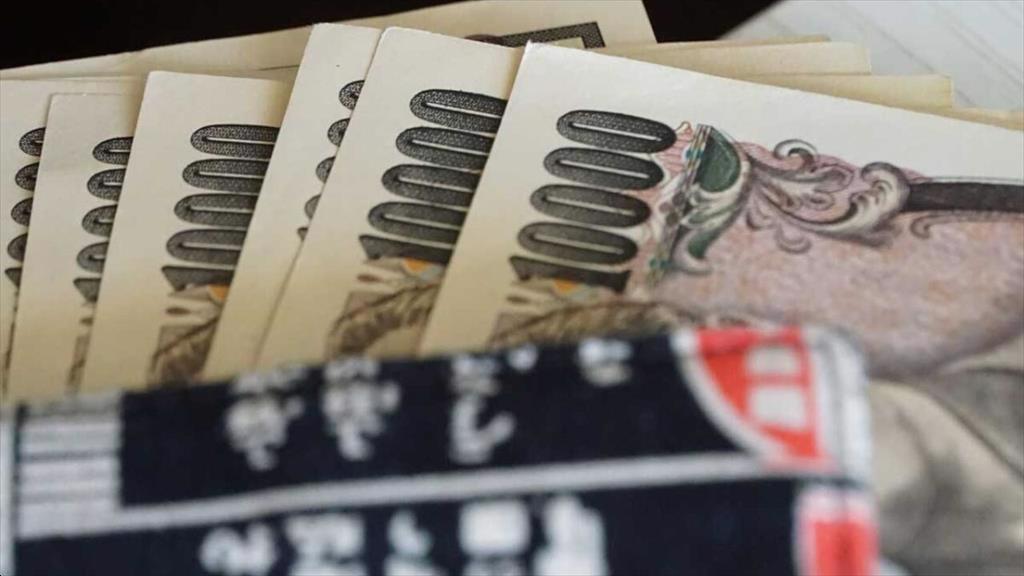 How does the depreciation of JPY and Euro affect Vietnam seafood exports?