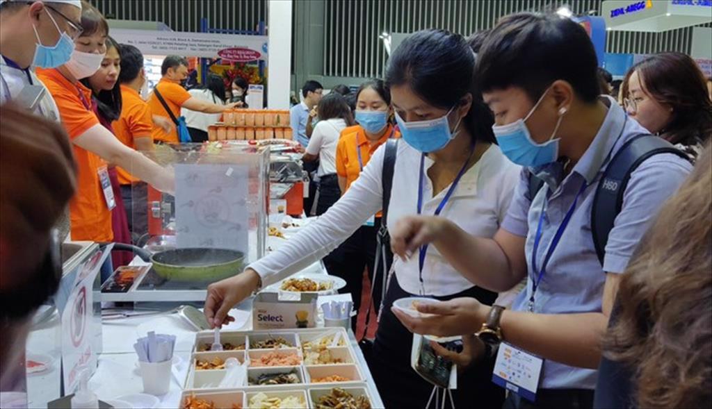 Xếp hàng chờ thưởng thức hải sản tại hội chợ thủy sản lớn nhất Việt Nam