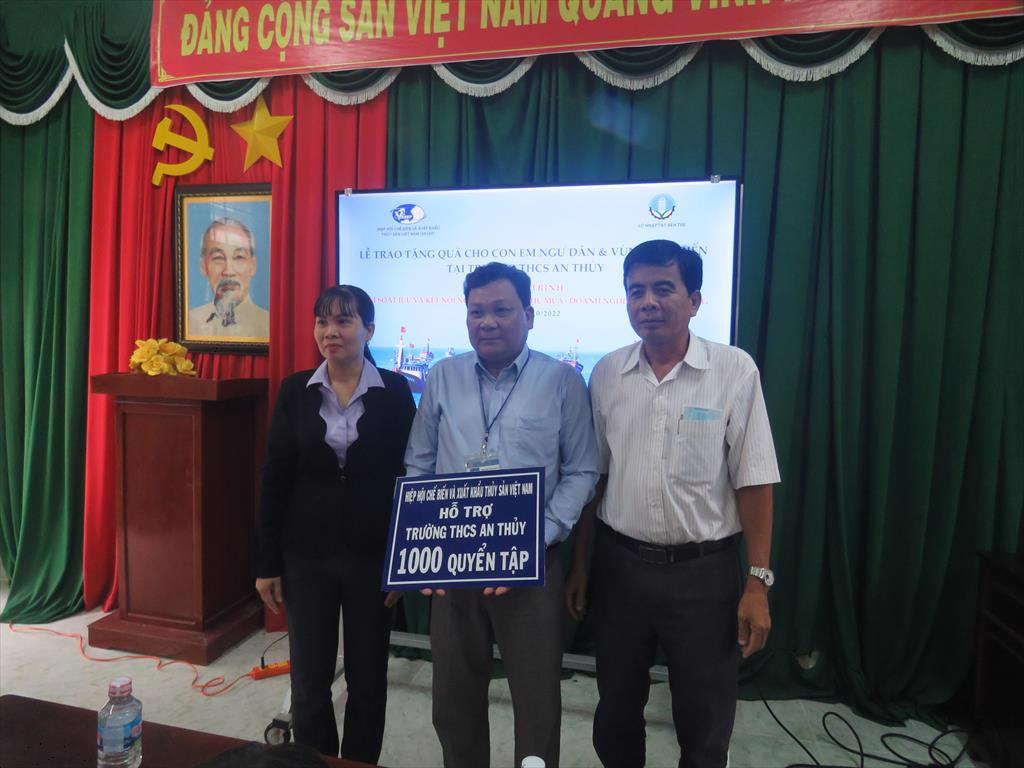 Tặng quà cho học sinh Bến Tre nhằm tuyên truyền về chống khai thác IUU