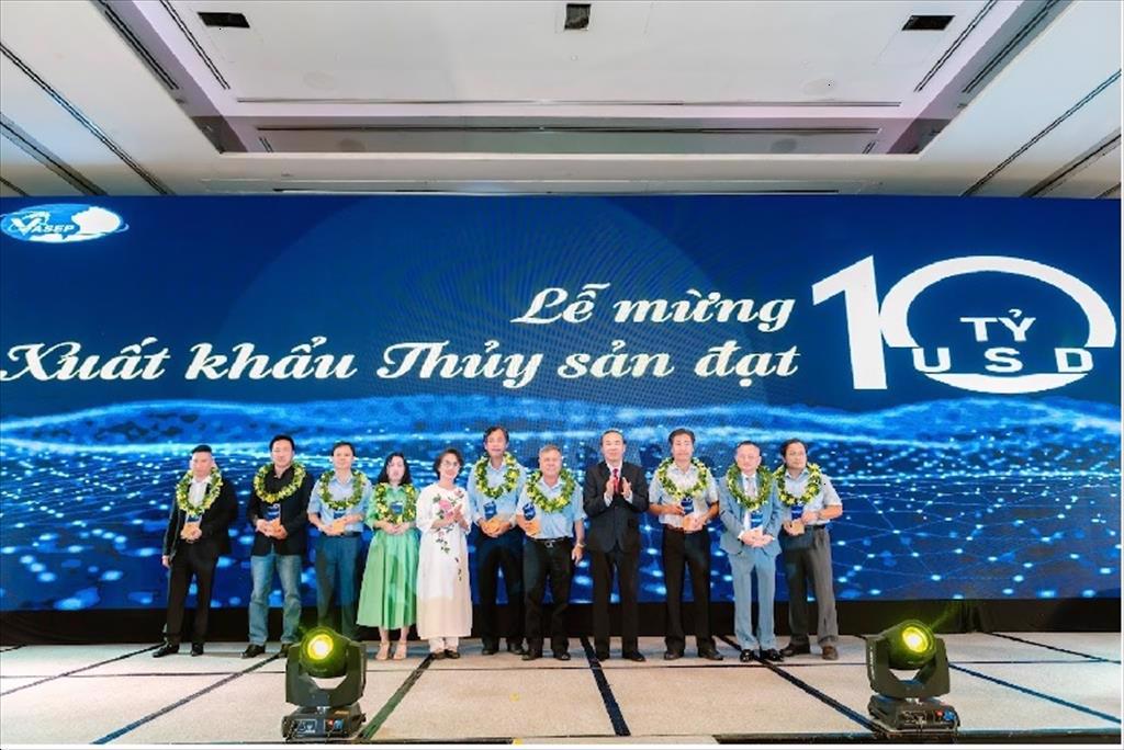 VASEP honored 10 excellent enterprises in the shrimp sector