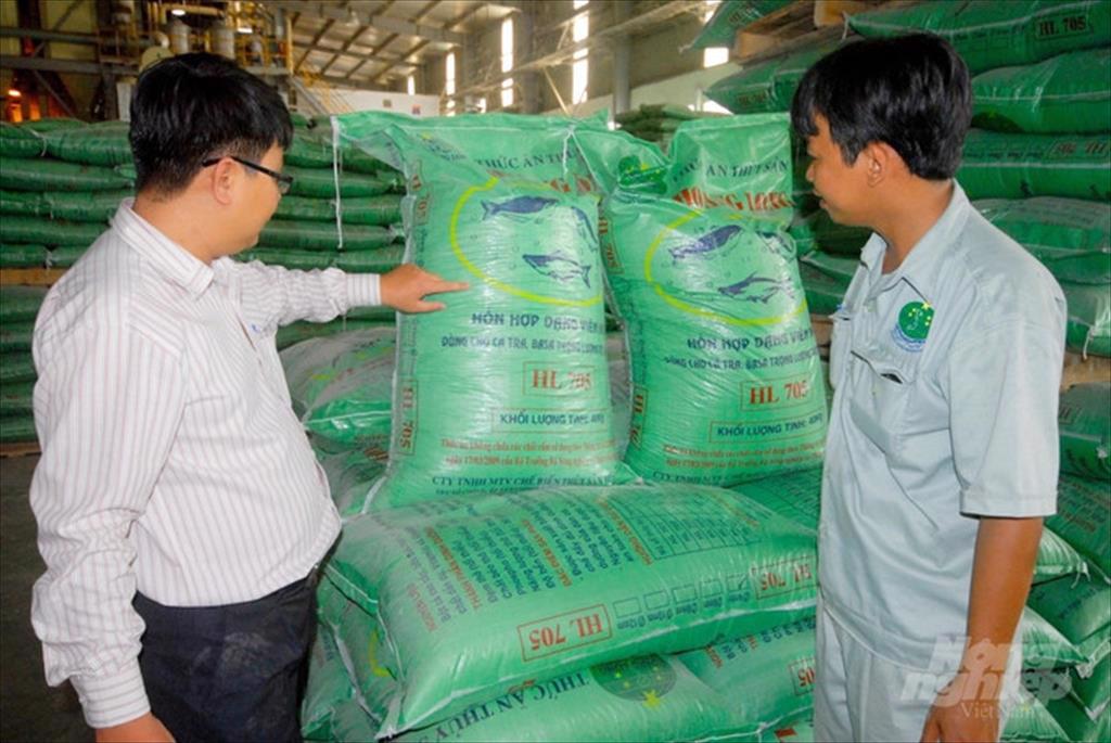 Giá thức ăn tăng cao Người neo cá chờ giá, người không dám thả giống