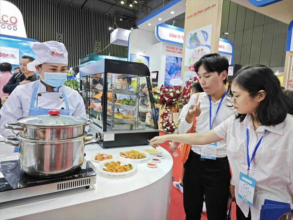 Xếp hàng thử món ngon tại hội chợ thủy sản lớn nhất năm 2023