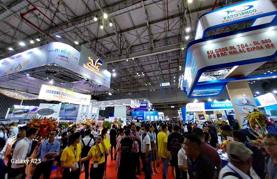 Hàng dài người đăng ký tham quan hội chợ VIETFISH