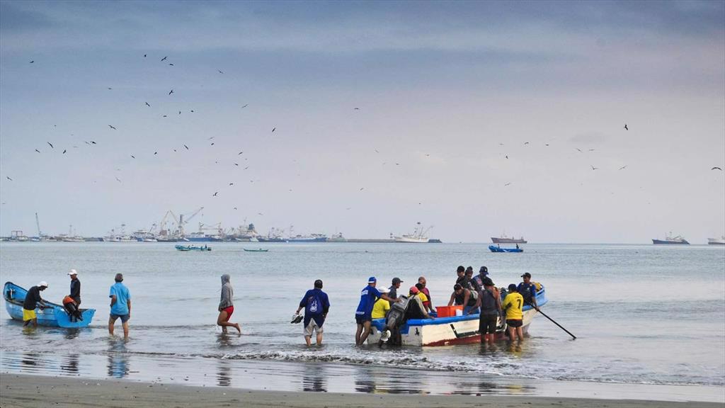 Ecuador và Uruguay ký MOU để chống đánh bắt cá bất hợp pháp