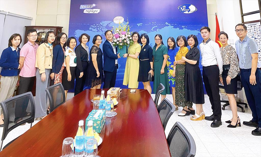 Bộ trưởng Bộ Kế hoạch và Đầu tư gửi lẵng hoa chúc mừng doanh nghiệp thủy sản nhân ngày 1310