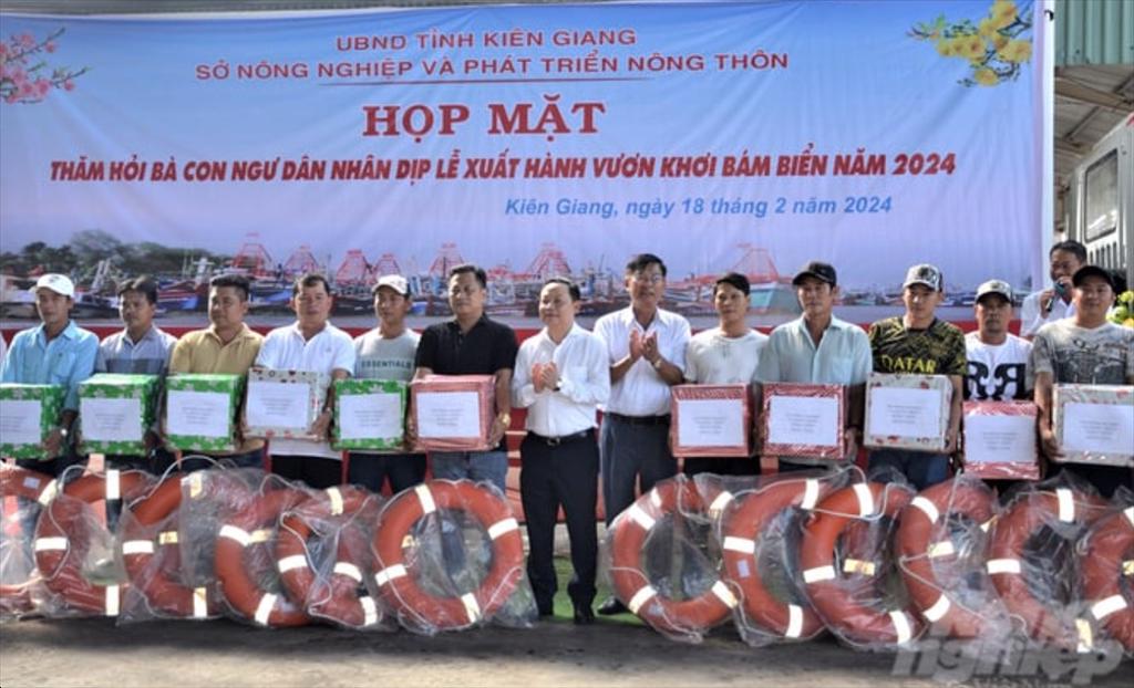 Động viên ngư dân xuất hành chuyến biển đầu năm kết hợp chống khai thác IUU