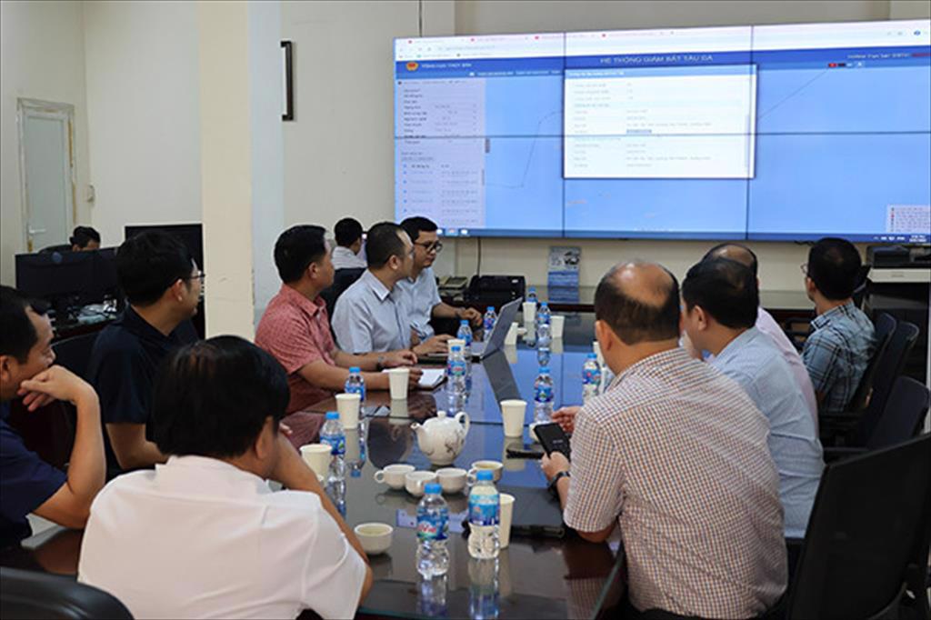 Bộ trưởng Lê Minh Hoan làm việc với Trung tâm Thông tin thủy sản về tình hình thực hiện giám sát tàu cá