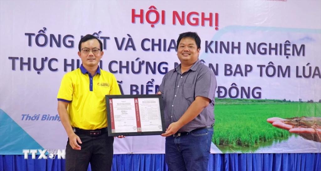 Trao chứng nhận cấp quốc tế cho vùng chuyên canh lúa-tôm ở Cà Mau