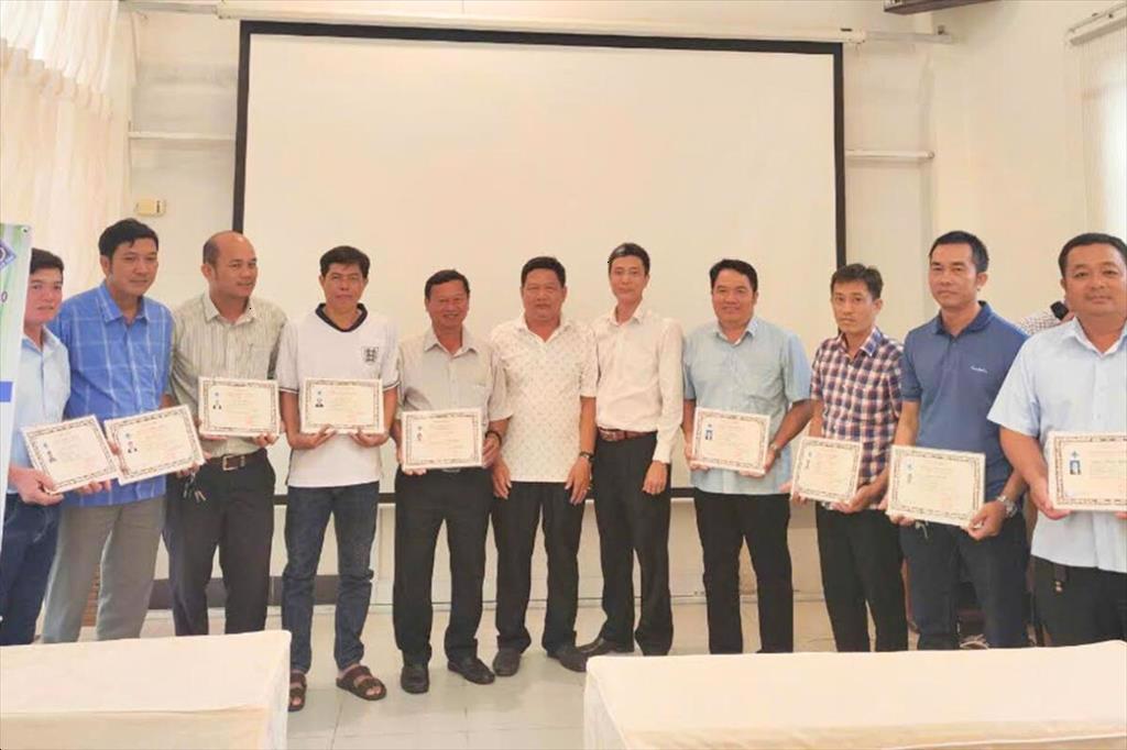 Ca Mau trains hundreds of households in high-tech shrimp farming