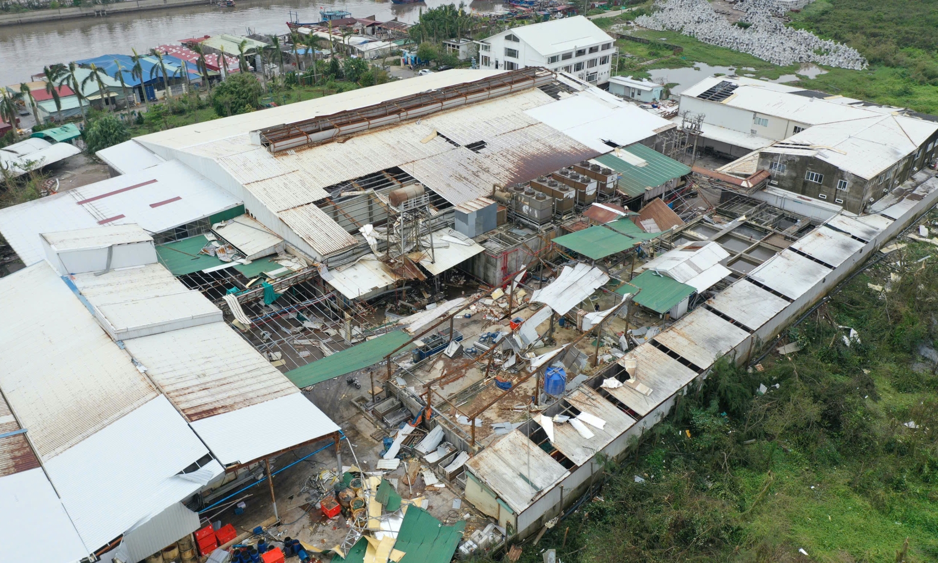 Kiệt sức sau bão Tình huống cấp bách nhưng vẫn phải chờ