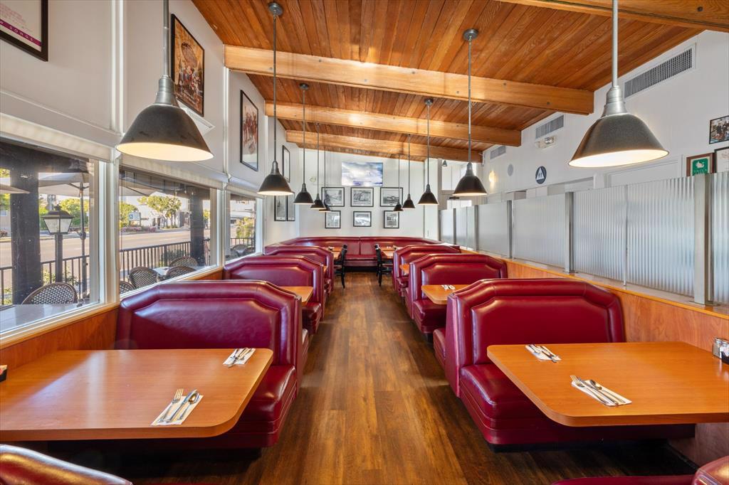 Các nhà hàng Mỹ đối mặt với giá thực đơn cao, ít khách