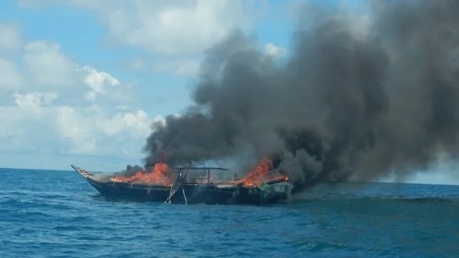 Australia bắt giữ và phá huỷ 2 tàu đánh bắt trái phép 