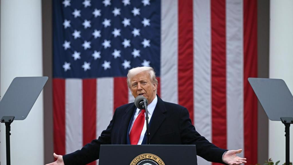 Trump hạ mức thuế toàn cầu xuống 10%, tăng thuế của Trung Quốc lên 125%