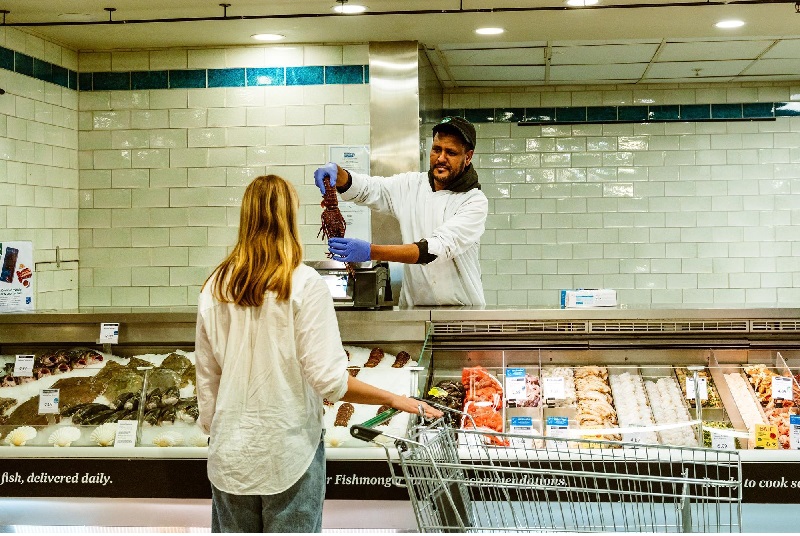 Chuỗi cửa hàng tạp hóa lớn của Anh và Mỹ đẩy mạnh các sáng kiến thủy sản bền vững 