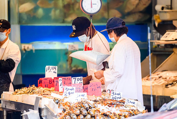 Cảnh báo thuế quan của Trump làm tăng giá thủy sản, ảnh hưởng sức khỏe người Mỹ