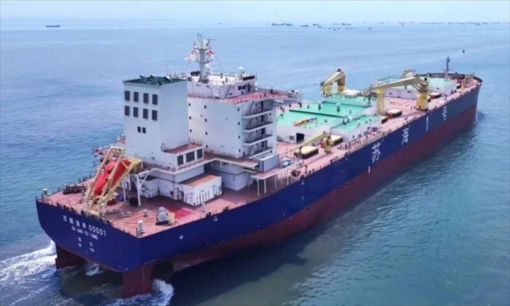 Trung Quốc đóng tàu nuôi cá hồi đầu tiên trên thế giới