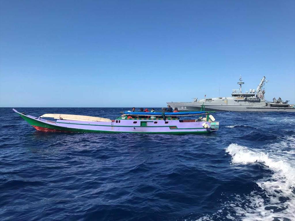 Australia phá hủy thêm nhiều tàu đánh cá bất hợp pháp và bắt giữ 27 người Indonesia