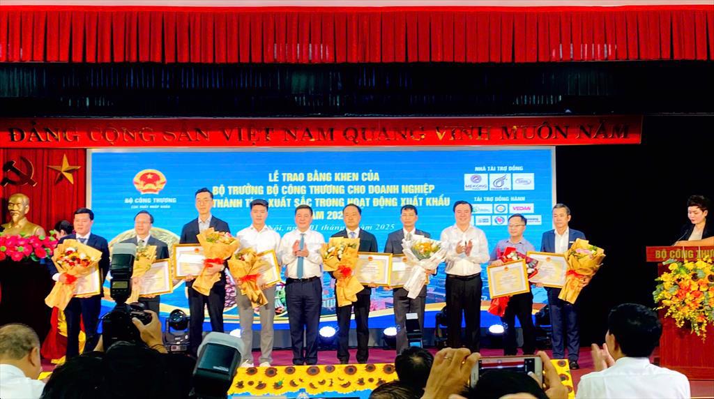 05 Doanh nghiệp Thủy sản Việt Nam có thành tích xuất sắc trong hoạt động XK năm 2023 nhận bằng khen của Bộ trưởng Bộ Công thương