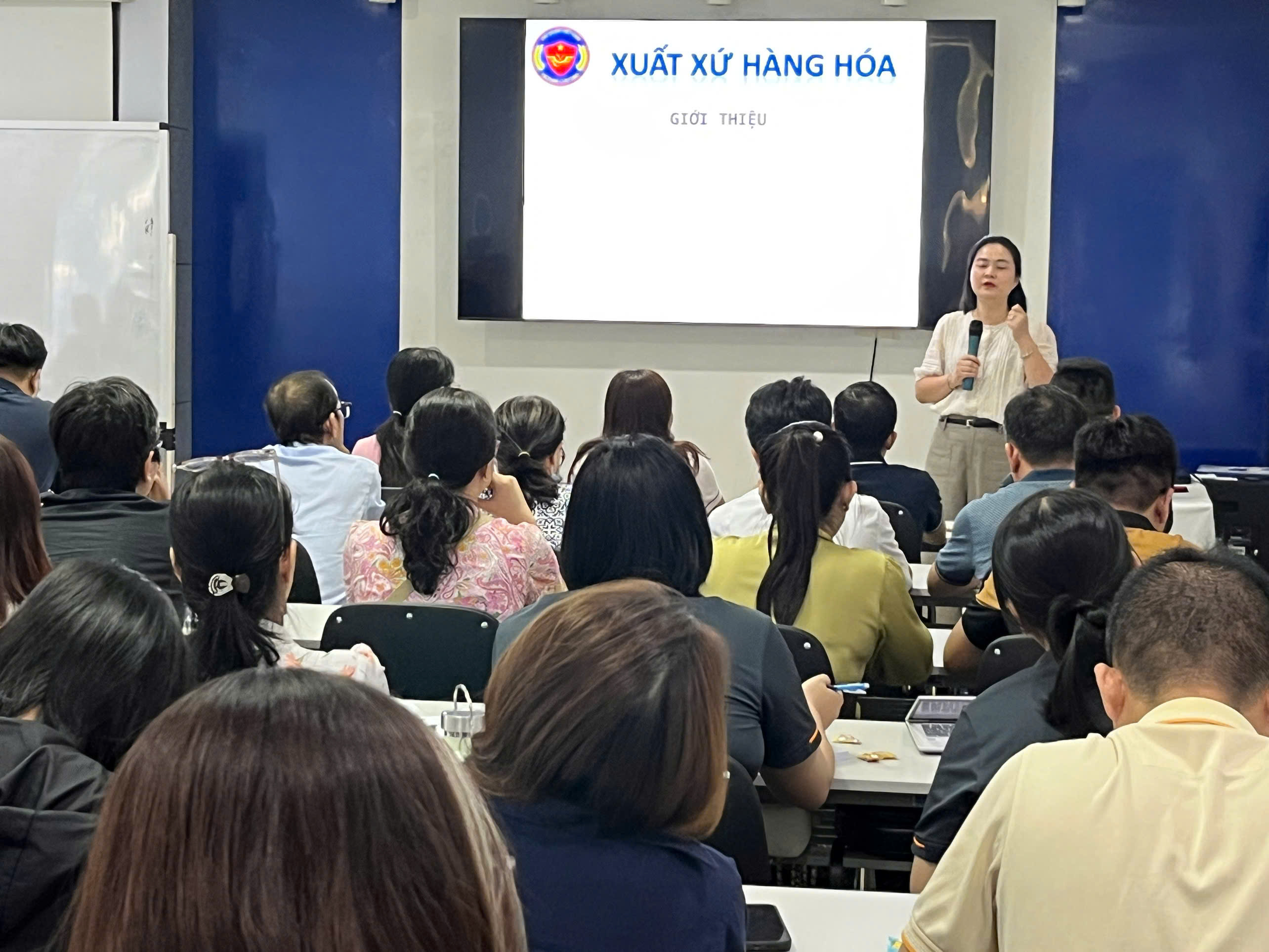 Chương trình tập huấn: " Hướng dẫn, giải đáp vướng mắc về xuất xứ hàng hóa XNK và các vấn đề pháp lý liên quan "