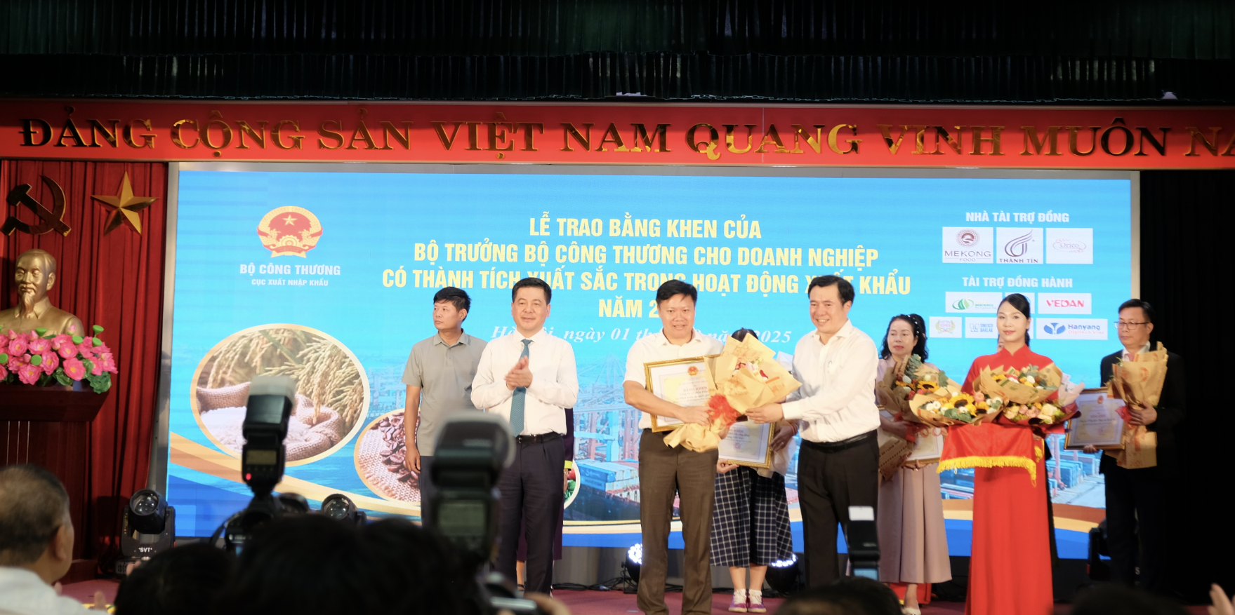 05 Vietnamese seafood enterprises with outstanding export achivements in 2023 received certificates of merit from the Minister of Industry and Trade