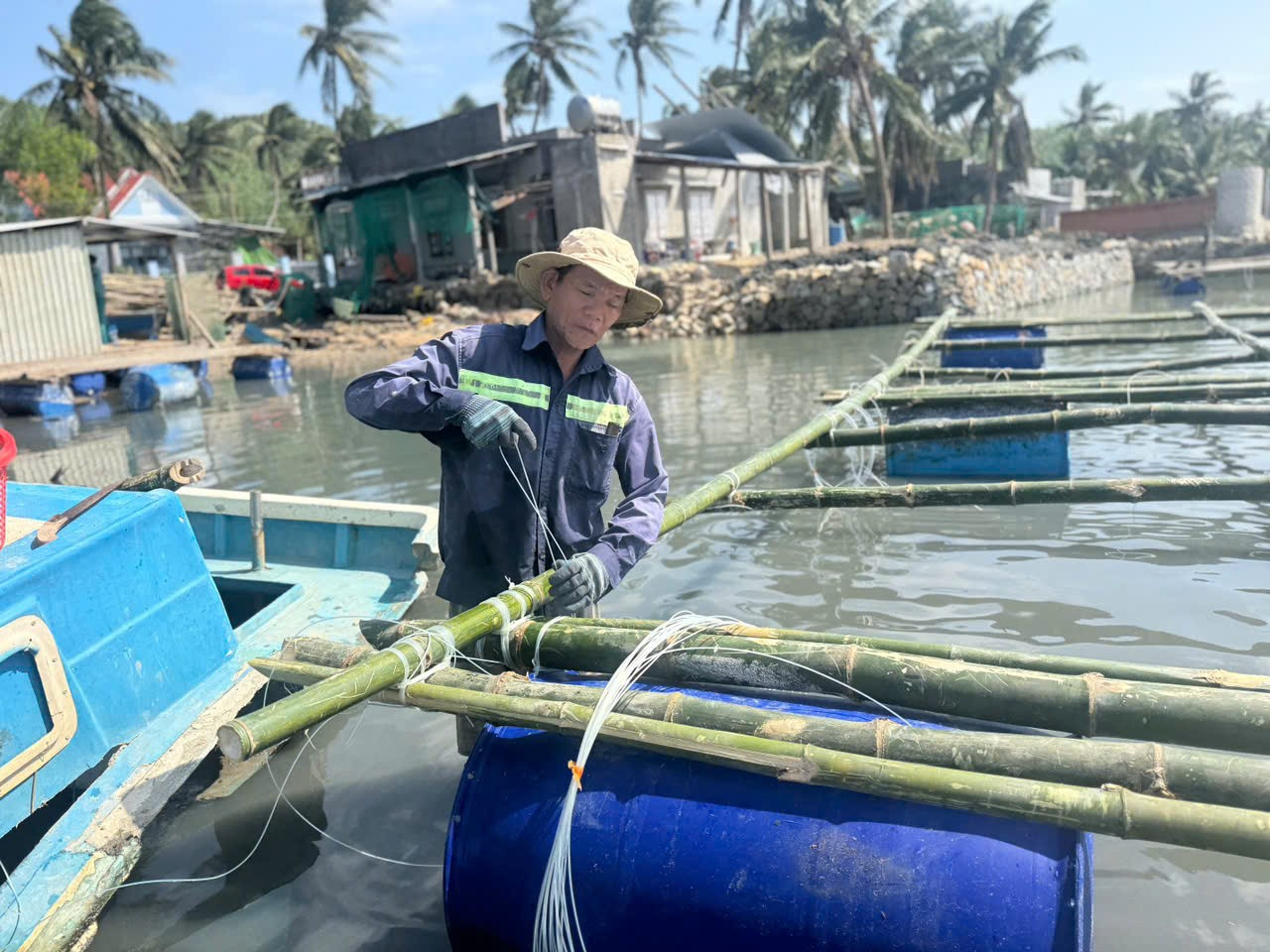 Thủ phủ tôm hùm Đắk Lắk tái thiết sau lũ lịch sử, ngư dân khẩn trương vào vụ nuôi mới