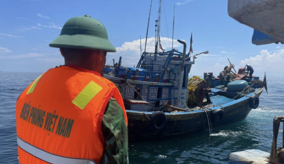 Xử phạt tàu cá tổ chức môi giới người xuất, nhập cảnh khai thác thủy sản trái phép