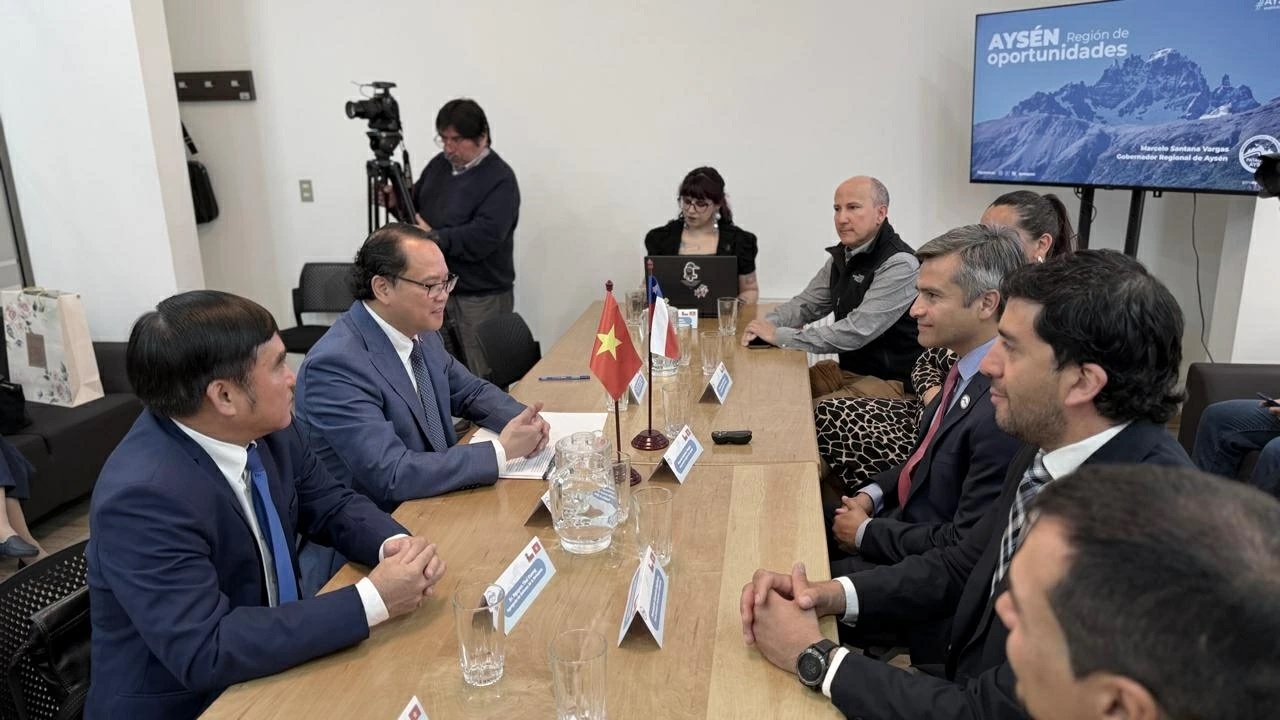 Từ Santiago tới Patagonia Đại sứ Việt Nam mở rộng hợp tác tại vùng cá hồi Chile