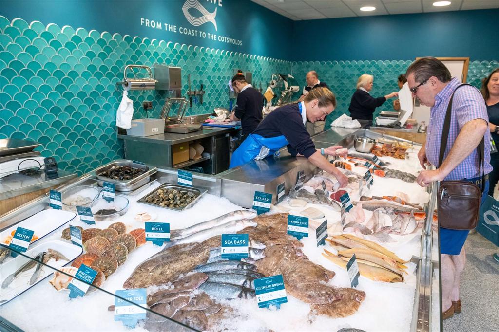 Anh Tiêu thụ hải sản tại nhà hàng giảm