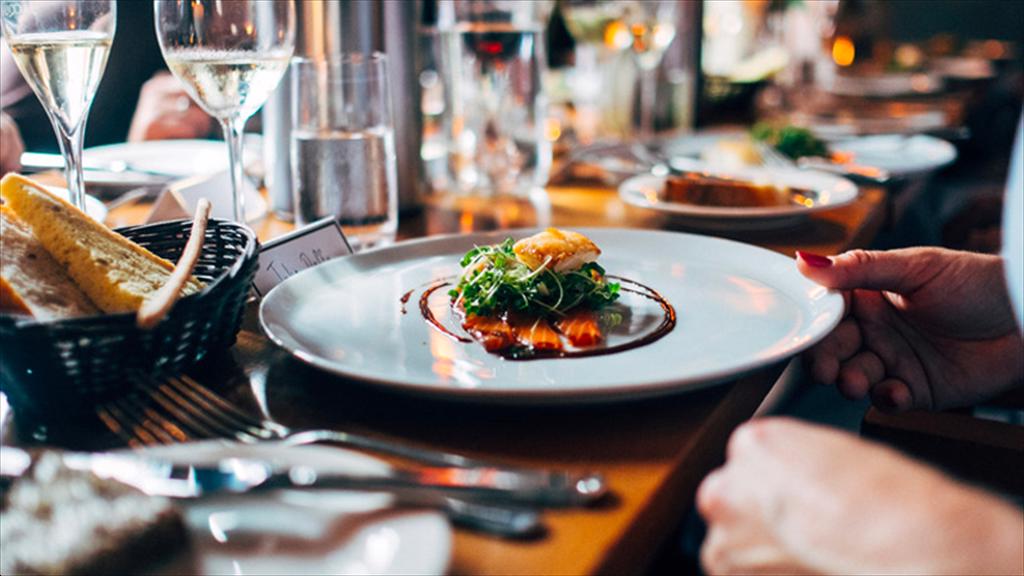 Giá xăng tăng cao tại Mỹ gây áp lực lên ngành nhà hàng và tiêu dùng