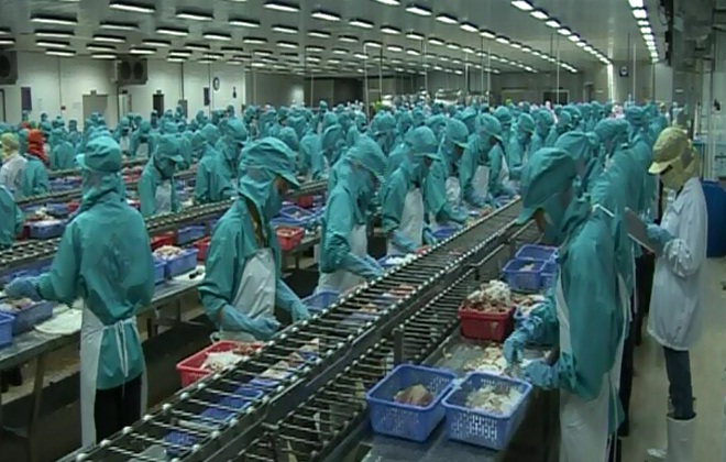 Tu trang trai den ban an