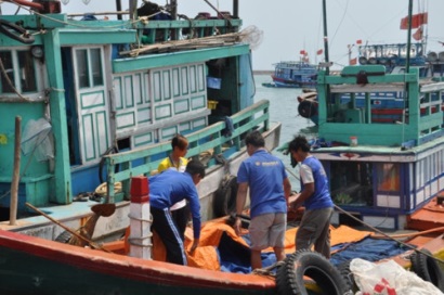 Giúp ngư dân vươn khơi ... đúng luật pháp