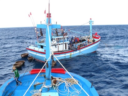 Khẩn trương ứng dụng công nghệ vệ tinh theo dõi tàu cá trên biển