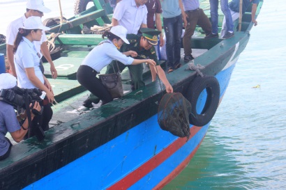 Huế: Thả 2.000 con tôm sú về biển