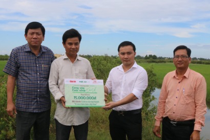 Trao hỗ trợ mô hình “con tôm ôm cây lúa”