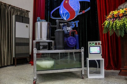 Lần đầu tiên Việt Nam chế tạo thành công máy làm đá tuyết từ nước