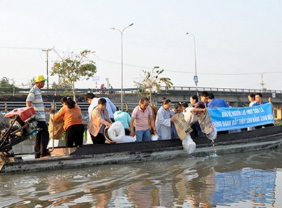 ĐBSCL: Thả nhiều tôm, cá giống về với tự nhiên