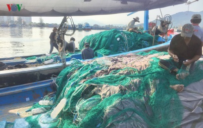 Giá xăng dầu liên tục tăng, nhiều tàu cá nằm bờ