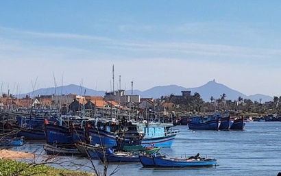 Tàu cá đánh bắt xa bờ nằm bờ vì thiếu... chiều dài