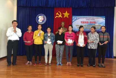 Thuận Phước Corp: Tặng quà cho cán bộ công nhân viên có hoàn cảnh khó khăn 