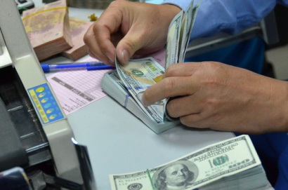 Vay vốn bằng USD: Lãi suất và tỉ giá bất lợi cho doanh nghiệp Việt