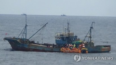 Hàn Quốc và Trung Quốc mạnh tay chống khai thác bất hợp pháp